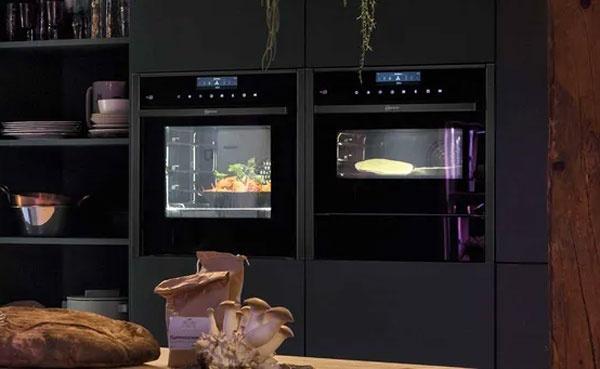 Moderne Einbau-Backöfen mit frischem Gemüse und Pizza, Küchenambiente mit Brot und Pilzen