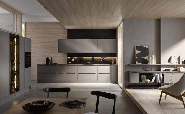 Elegante Häcker-Designküche in Grau mit Holzdecke und modernen Wohn-Details