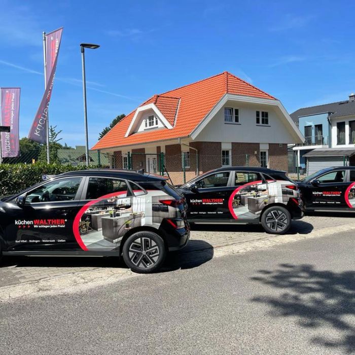 NEWS auf Holzblöcken mit Küchen-Icons und Geräten