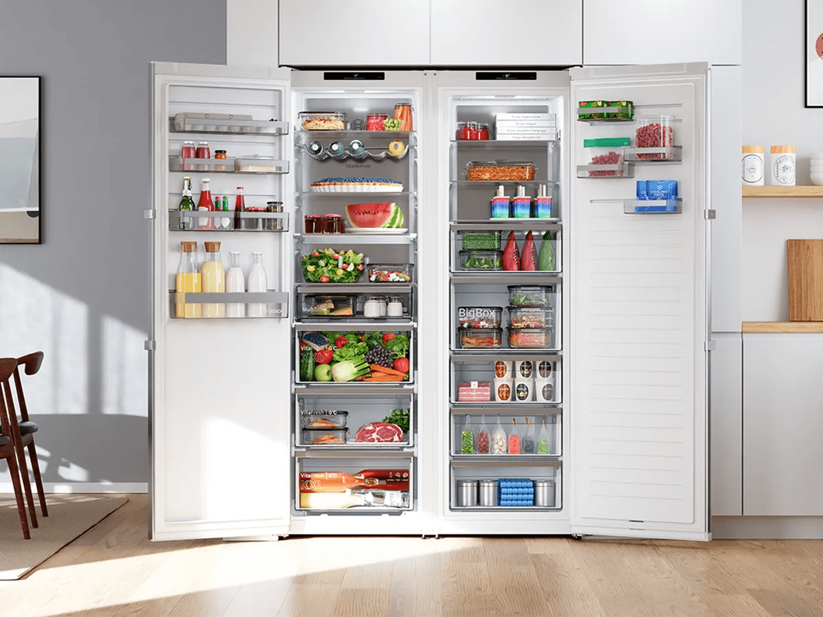 Doppelkühlschrank mit geöffneten Türen