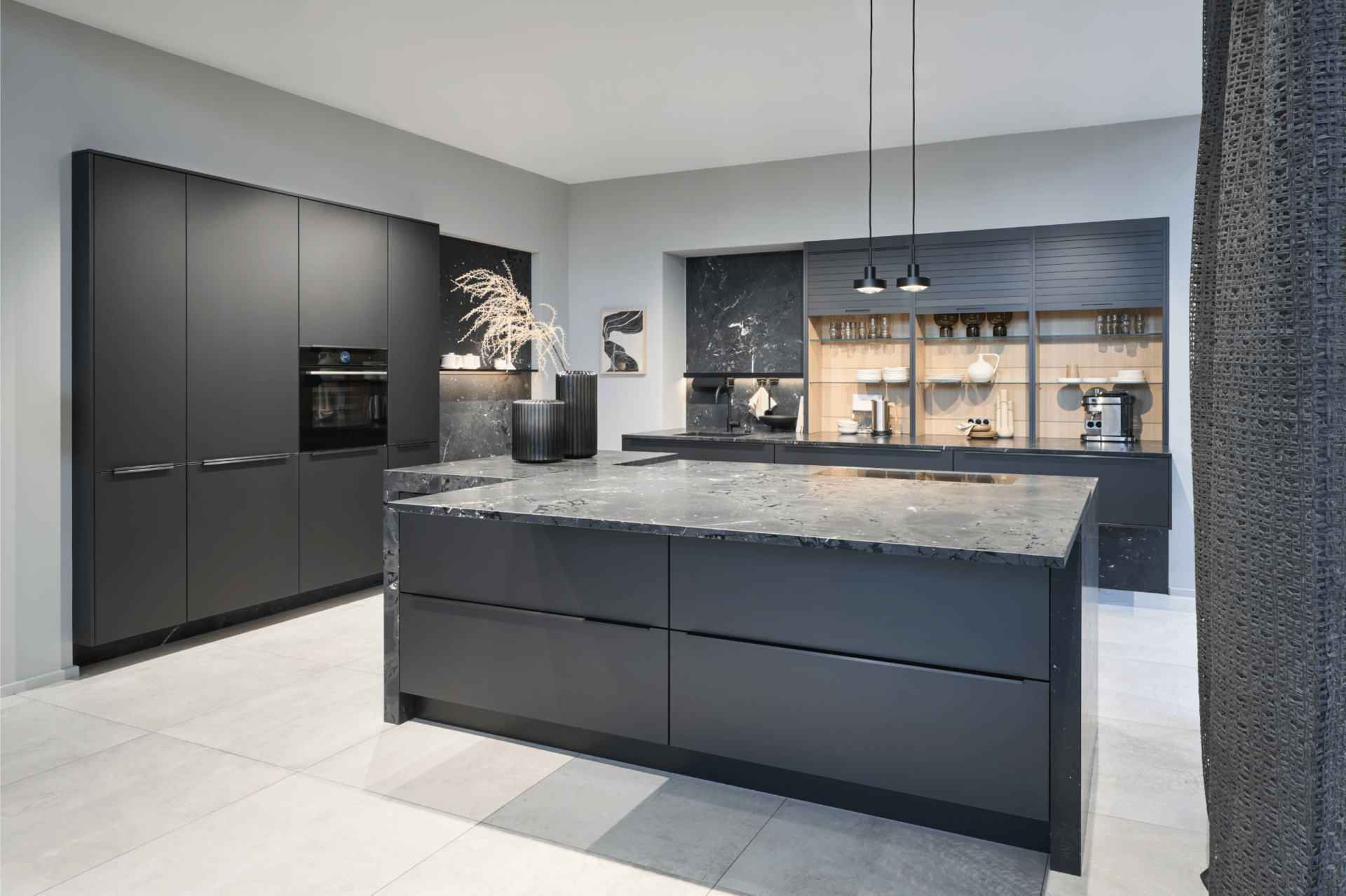 Häcker Einbauküche schwarz matt: Grifflose Inselküche mit Marmor-Rückwand, integriertem Backofen und minimalistischem Lichtkonzept