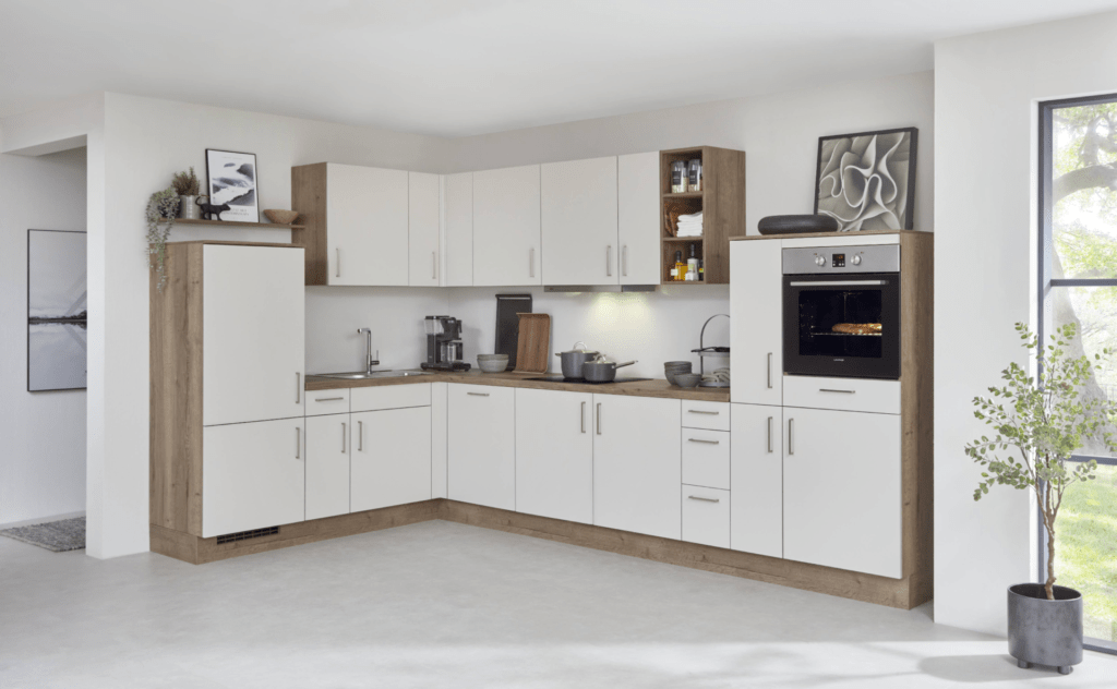 Nobilia L-Küche in Weiß matt und Eiche-Optik mit hochgebautem Backofen und viel Stauraum.