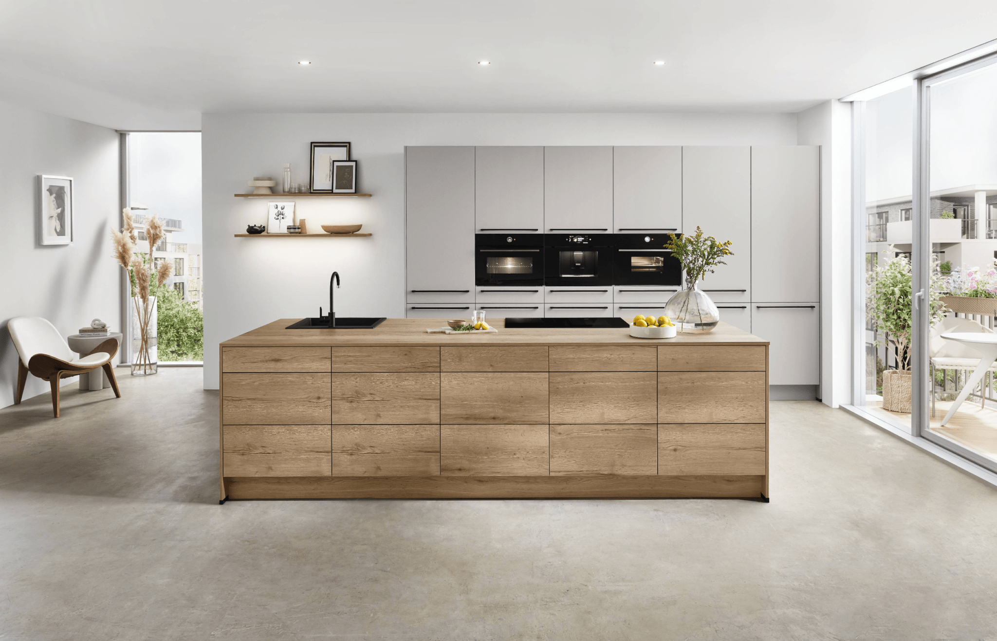 Moderne Inselküche Softline Graue Schränke und Holzverkleidete Insel von Nobilia
