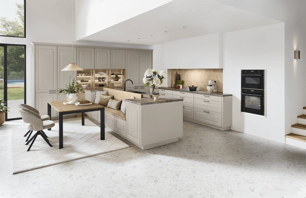 Landhausküche Sylt in Beige mit Griffen von Nobilia