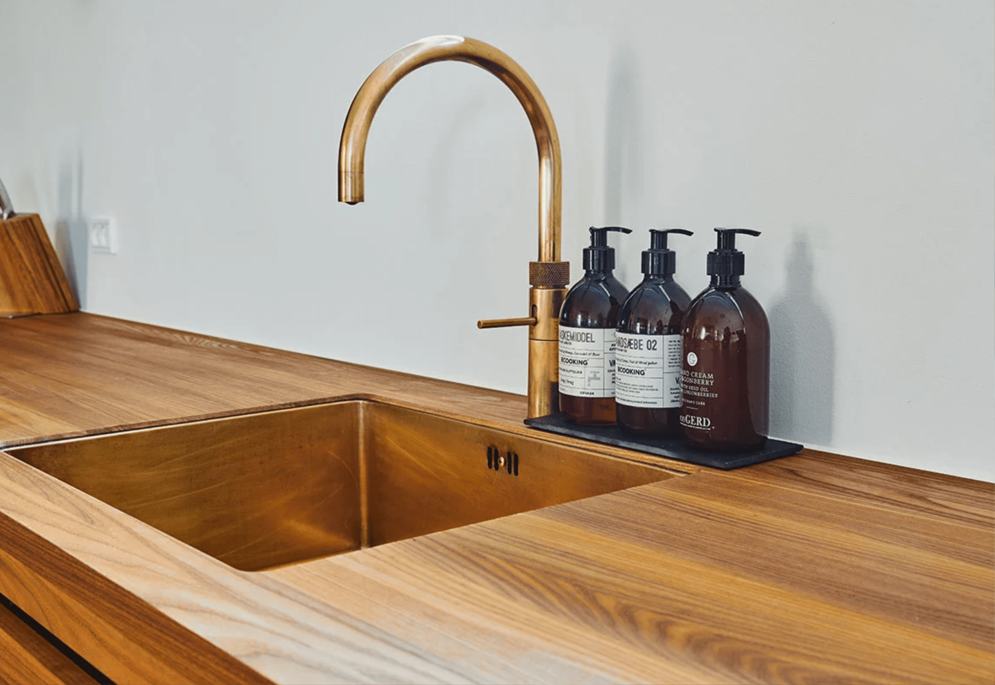 Massivholzarbeitsplatte von Spekva mit eingelassenem Spülbecken
