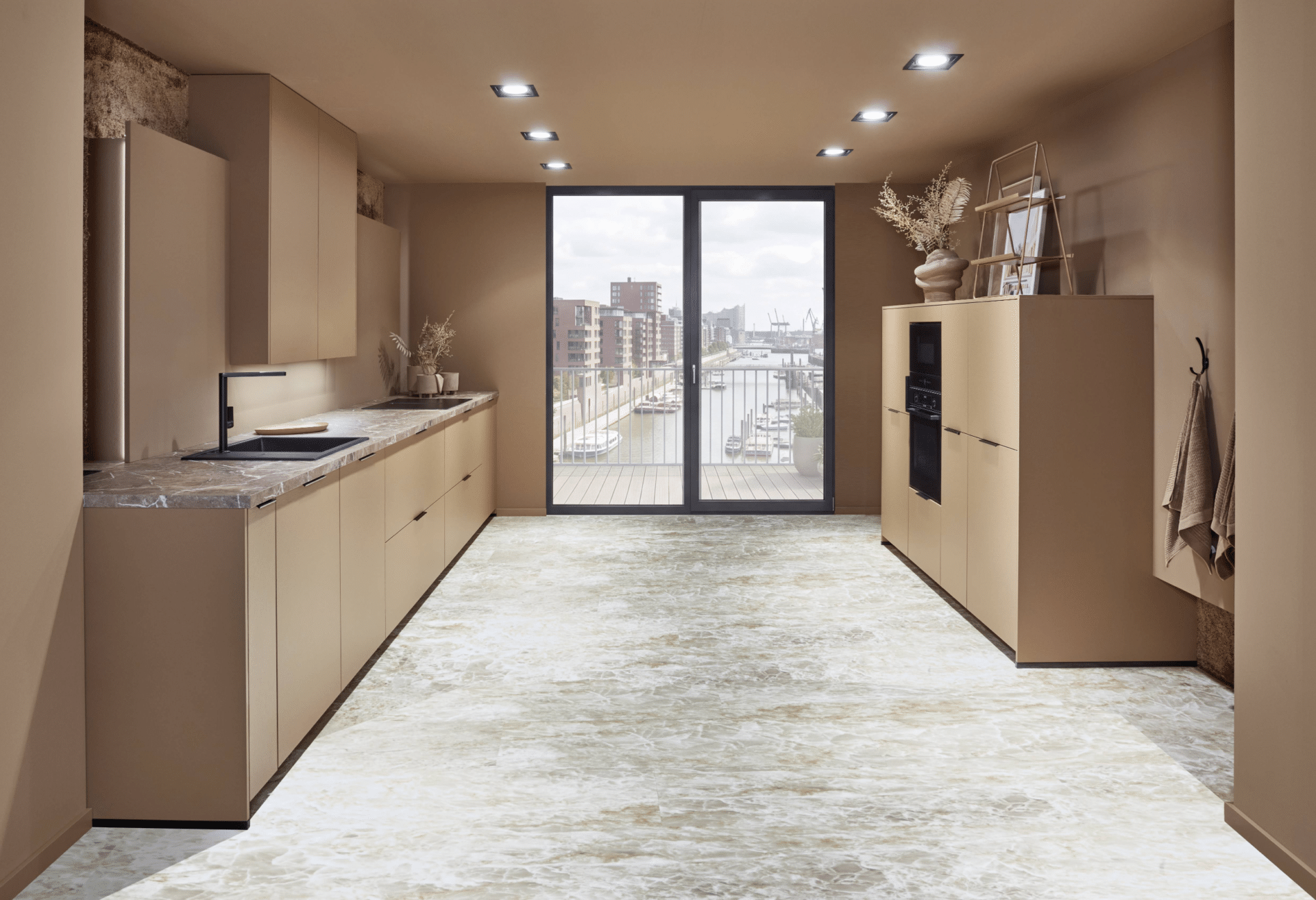 Zweizeilige nobilia Look Küche in Sandbeige mit Arbeitsplatte in Marmoroptik und Balkontür