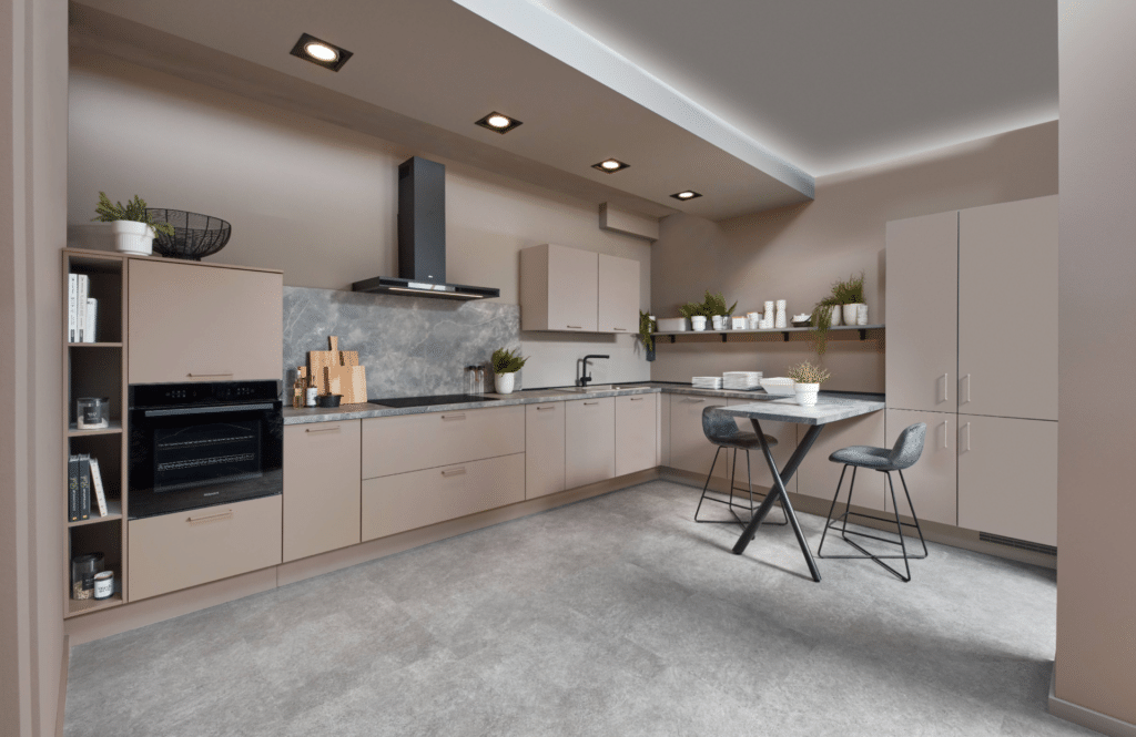 nobilia Laser L-Küche in Sandbeige mit schwarzer Wandhaube, Rückwand in Steinoptik und Stehtisch