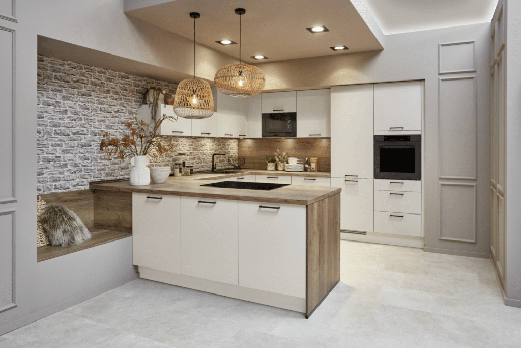 nobilia Speed Küche mit Halbinsel in Cremeweiß, Holzarbeitsplatte, Sitzbank und Rattanleuchten
