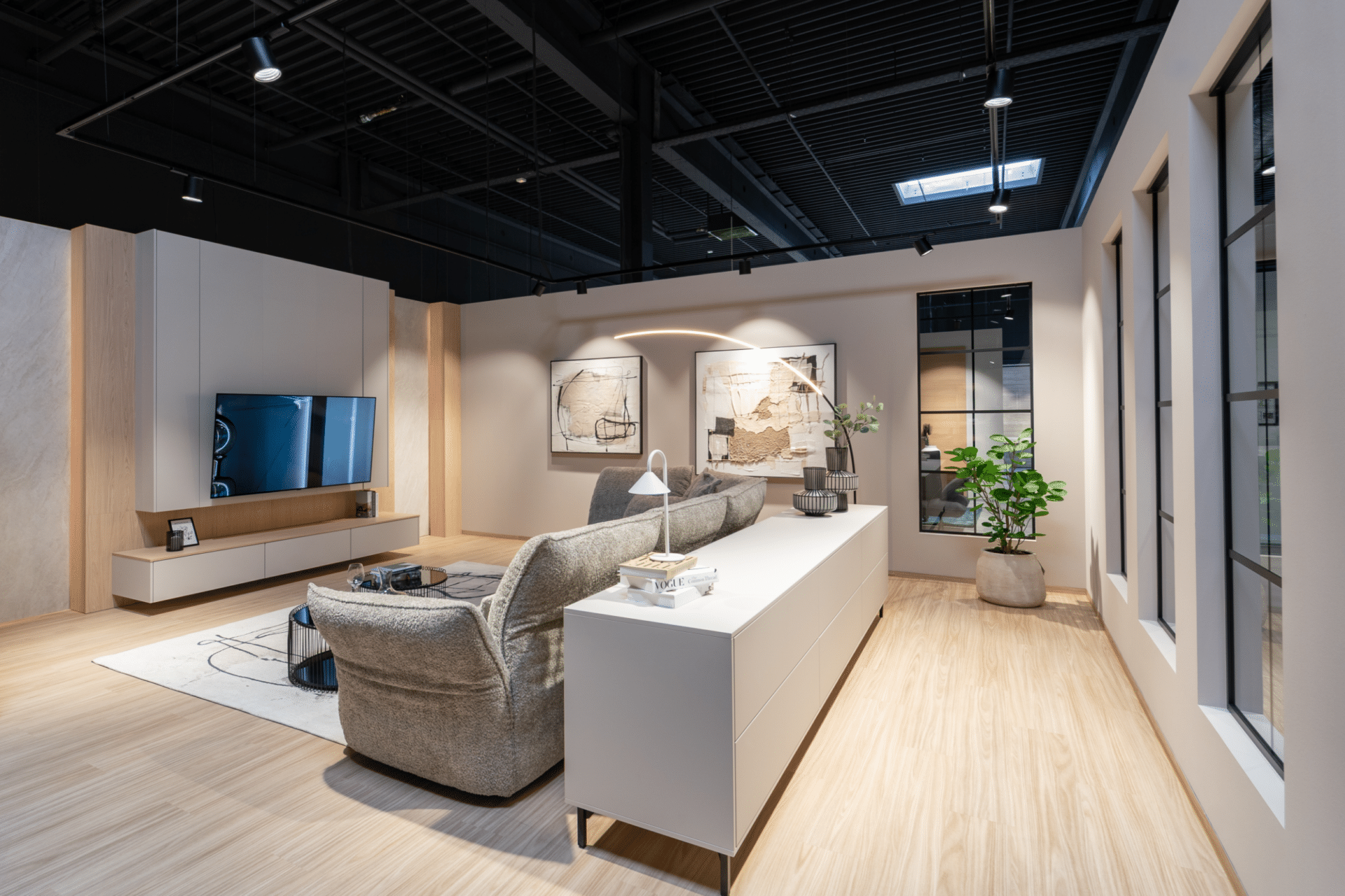 Wohnzimmerausstellung im Küchenstudio Viernheim mit Sofa, Sideboard und TV-Lowboard